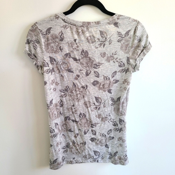 ✨️5 for $25✨️ Xs Kismet Floral Grey T-shirt - Picture 4 of 4